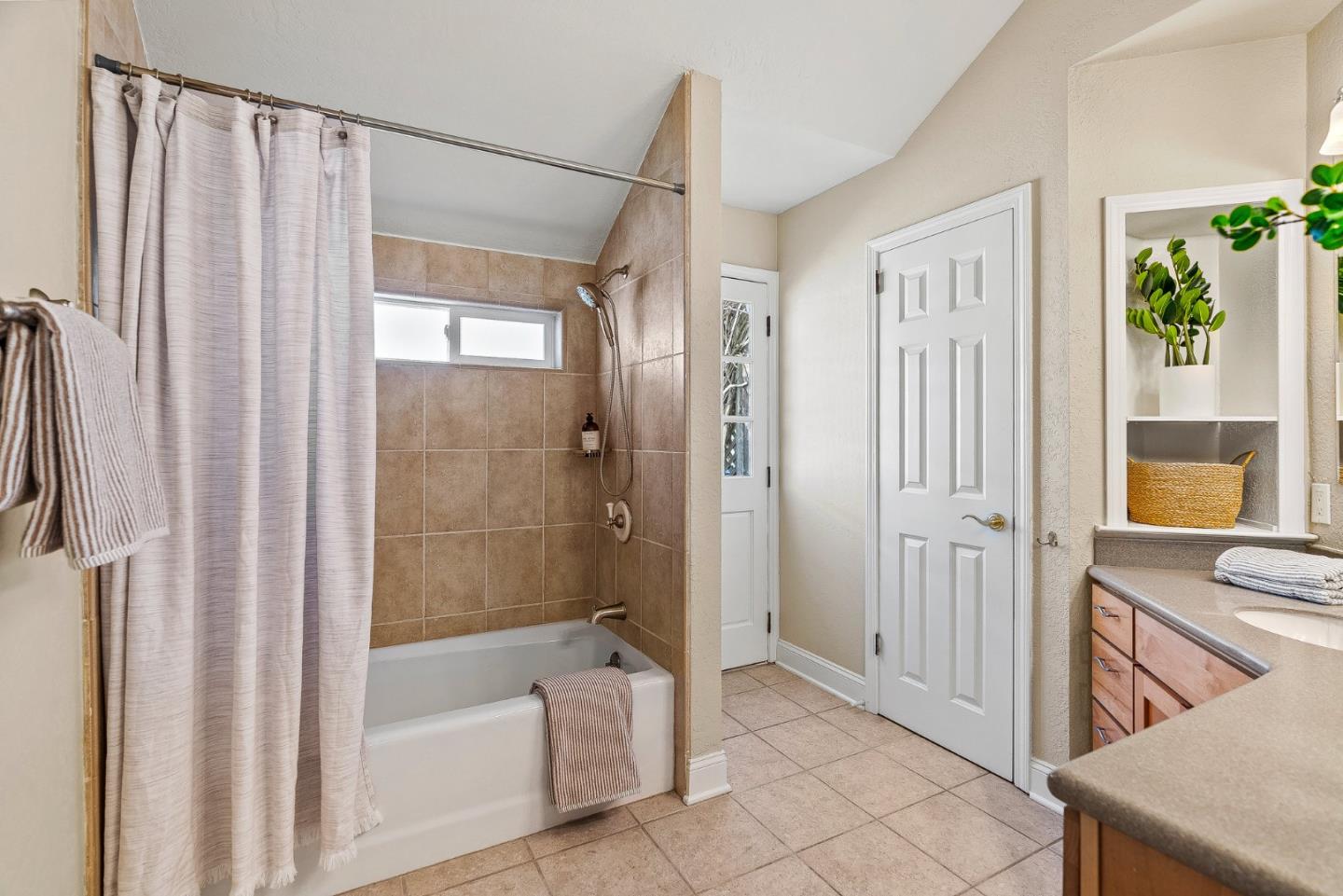 Detail Gallery Image 21 of 35 For 15976 Linda Ave, Los Gatos,  CA 95032 - 4 Beds | 3/1 Baths