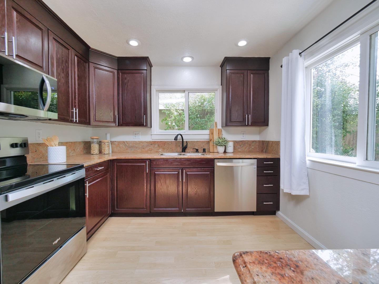 Detail Gallery Image 76 of 133 For 2248 Oakland Ave, Pleasanton,  CA 94588 - 5 Beds | 2/1 Baths