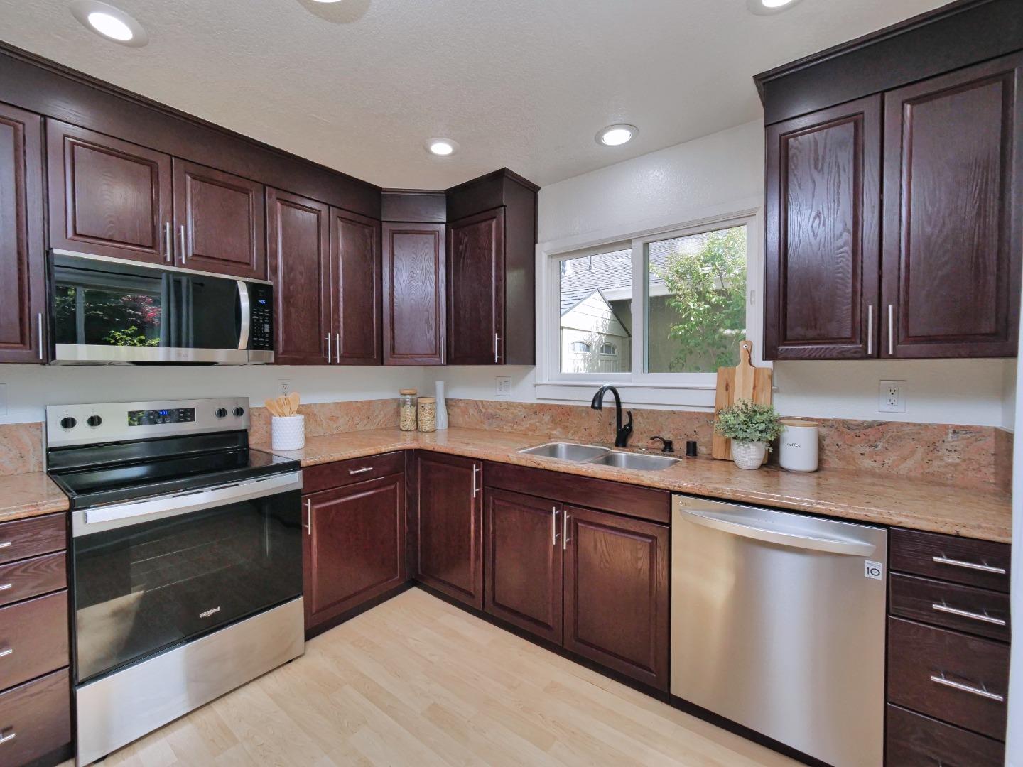 Detail Gallery Image 80 of 133 For 2248 Oakland Ave, Pleasanton,  CA 94588 - 5 Beds | 2/1 Baths
