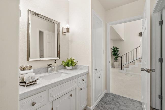 Detail Gallery Image 13 of 49 For 18400 Overlook Rd #19,  Los Gatos,  CA 95030 - 2 Beds | 2/1 Baths