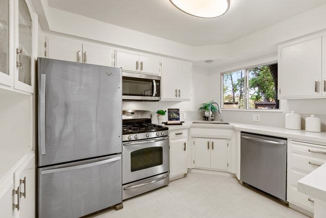 Detail Gallery Image 9 of 49 For 18400 Overlook Rd #19,  Los Gatos,  CA 95030 - 2 Beds | 2/1 Baths