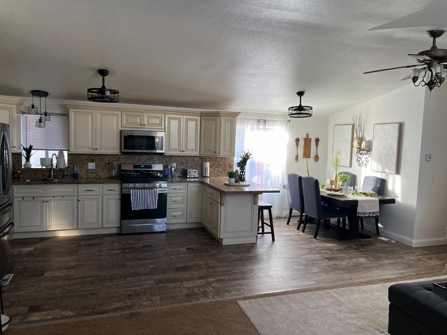 Detail Gallery Image 4 of 14 For 1624 S Highway #65,  Manteca,  CA 95336 - 3 Beds | 2 Baths