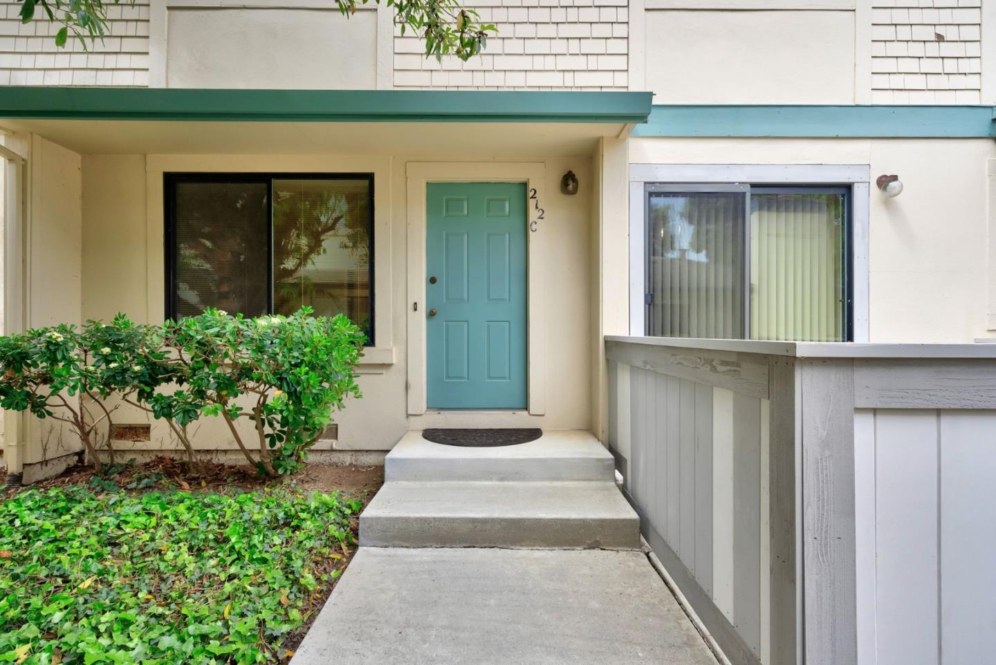 Detail Gallery Image 2 of 24 For 212-C Green Meadow Dr #C,  Watsonville,  CA 95076 - 3 Beds | 2/1 Baths