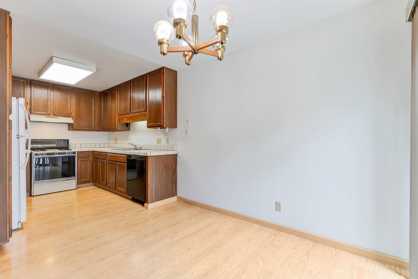Detail Gallery Image 8 of 24 For 212-C Green Meadow Dr #C,  Watsonville,  CA 95076 - 3 Beds | 2/1 Baths