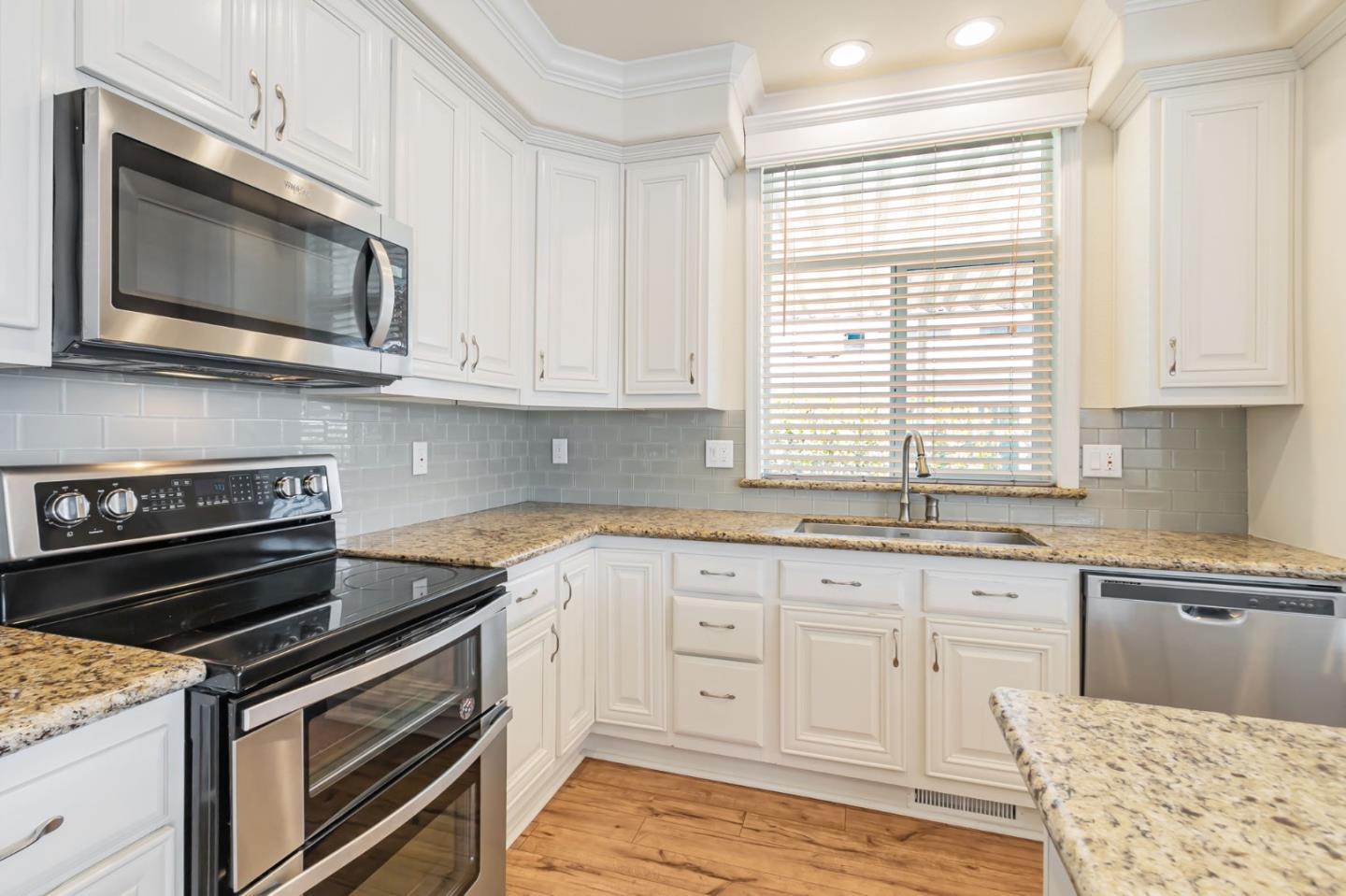Detail Gallery Image 14 of 34 For 1050 Borregas #8,  Sunnyvale,  CA 94089 - 3 Beds | 3 Baths