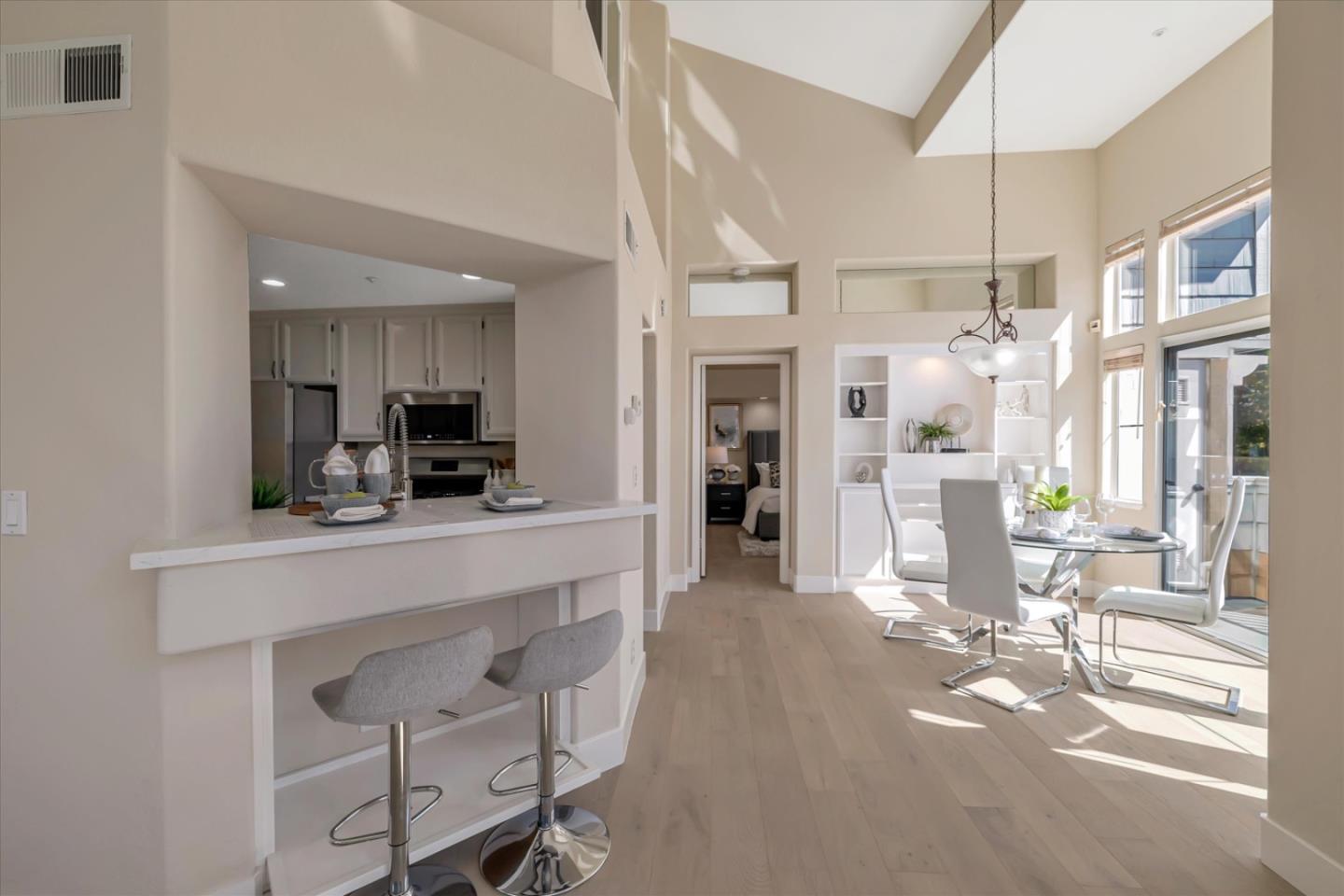 Detail Gallery Image 10 of 37 For 585 Shoal Cir, Redwood Shores,  CA 94065 - 1 Beds | 2 Baths