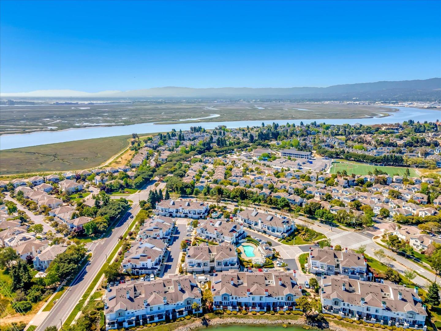 Detail Gallery Image 31 of 37 For 585 Shoal Cir, Redwood Shores,  CA 94065 - 1 Beds | 2 Baths