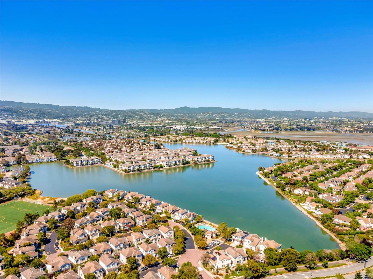 Detail Gallery Image 35 of 37 For 585 Shoal Cir, Redwood Shores,  CA 94065 - 1 Beds | 2 Baths