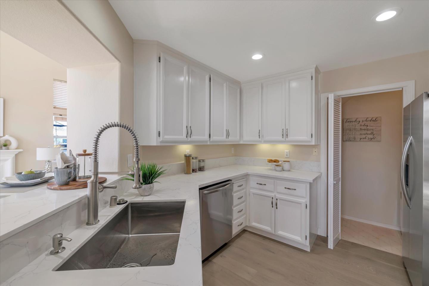 Detail Gallery Image 5 of 37 For 585 Shoal Cir, Redwood Shores,  CA 94065 - 1 Beds | 2 Baths