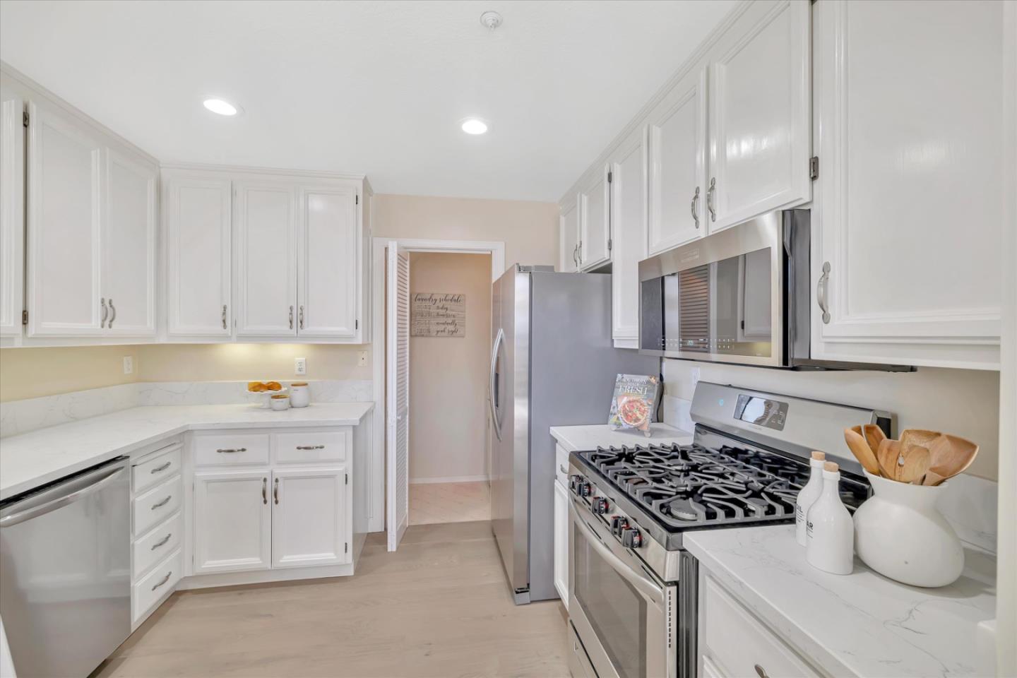 Detail Gallery Image 6 of 37 For 585 Shoal Cir, Redwood Shores,  CA 94065 - 1 Beds | 2 Baths