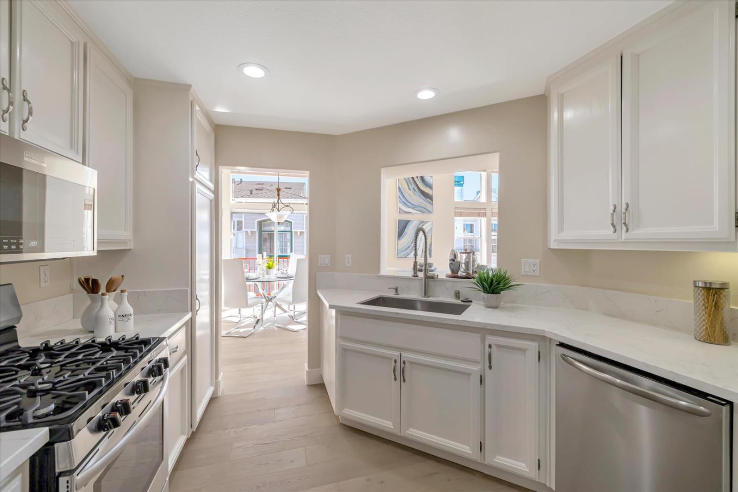 Detail Gallery Image 7 of 37 For 585 Shoal Cir, Redwood Shores,  CA 94065 - 1 Beds | 2 Baths