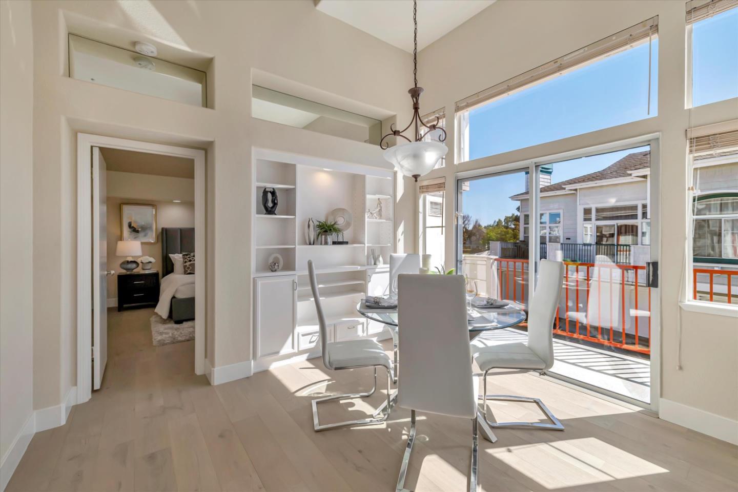 Detail Gallery Image 8 of 37 For 585 Shoal Cir, Redwood Shores,  CA 94065 - 1 Beds | 2 Baths