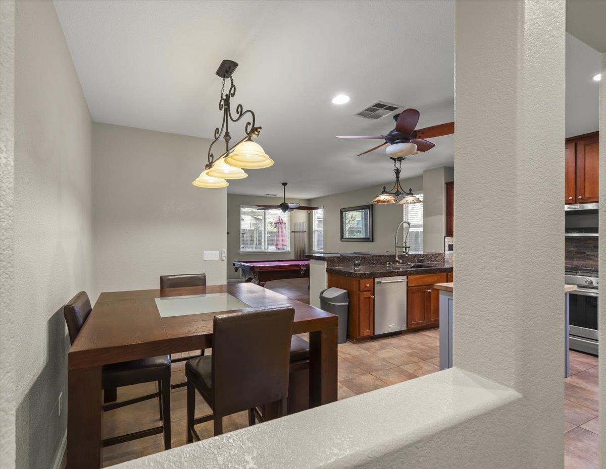 Detail Gallery Image 9 of 34 For 2717 Amir Dr, Modesto,  CA 95355 - 4 Beds | 2 Baths