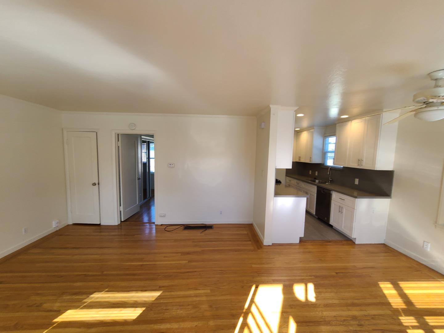 Detail Gallery Image 3 of 11 For 1130 Capuchino Ave a,  Burlingame,  CA 94010 - 1 Beds | 1 Baths