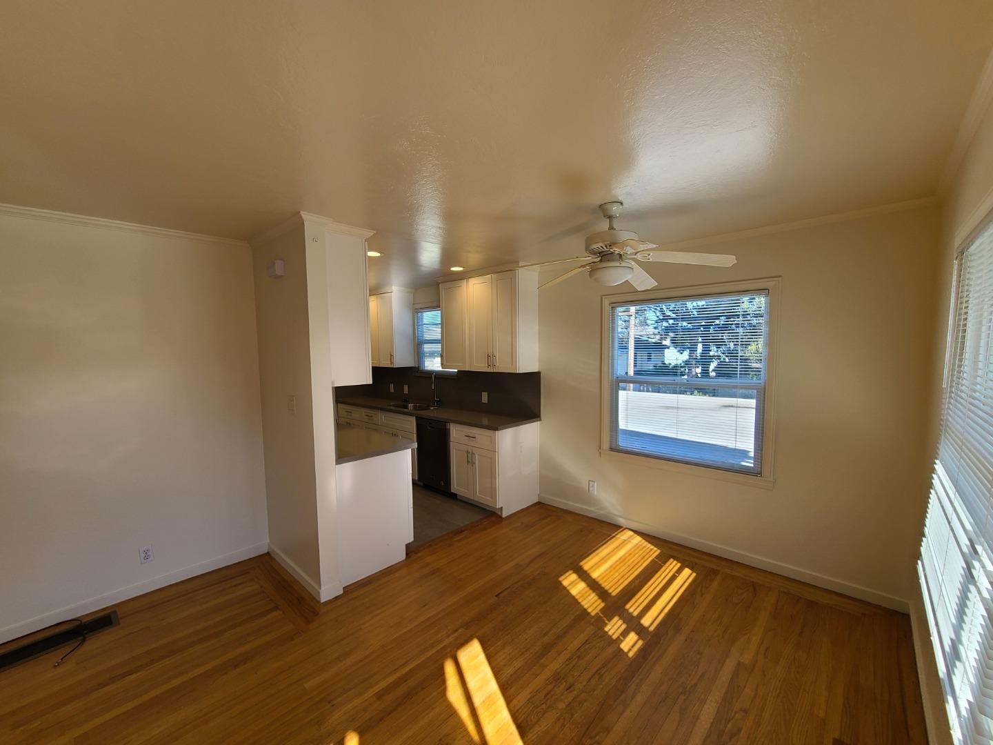 Detail Gallery Image 4 of 11 For 1130 Capuchino Ave a,  Burlingame,  CA 94010 - 1 Beds | 1 Baths