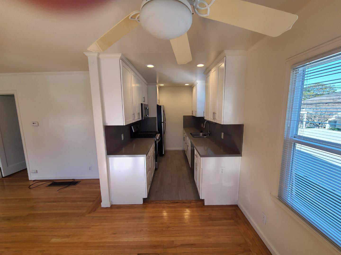 Detail Gallery Image 6 of 11 For 1130 Capuchino Ave a,  Burlingame,  CA 94010 - 1 Beds | 1 Baths