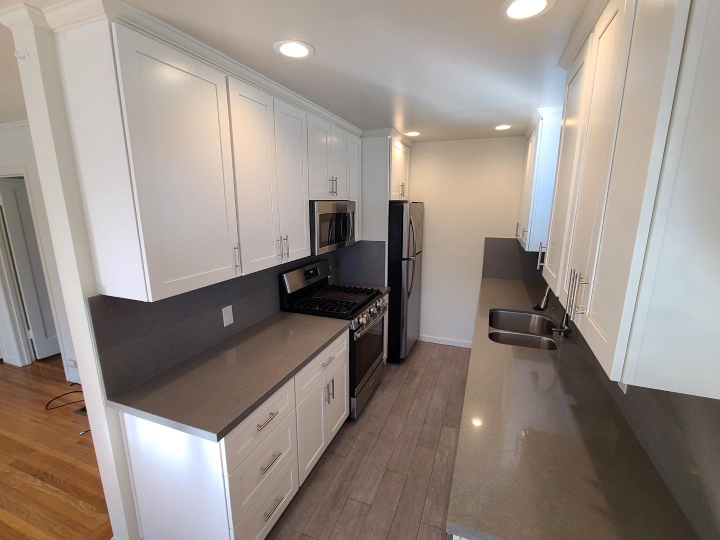 Detail Gallery Image 7 of 11 For 1130 Capuchino Ave a,  Burlingame,  CA 94010 - 1 Beds | 1 Baths