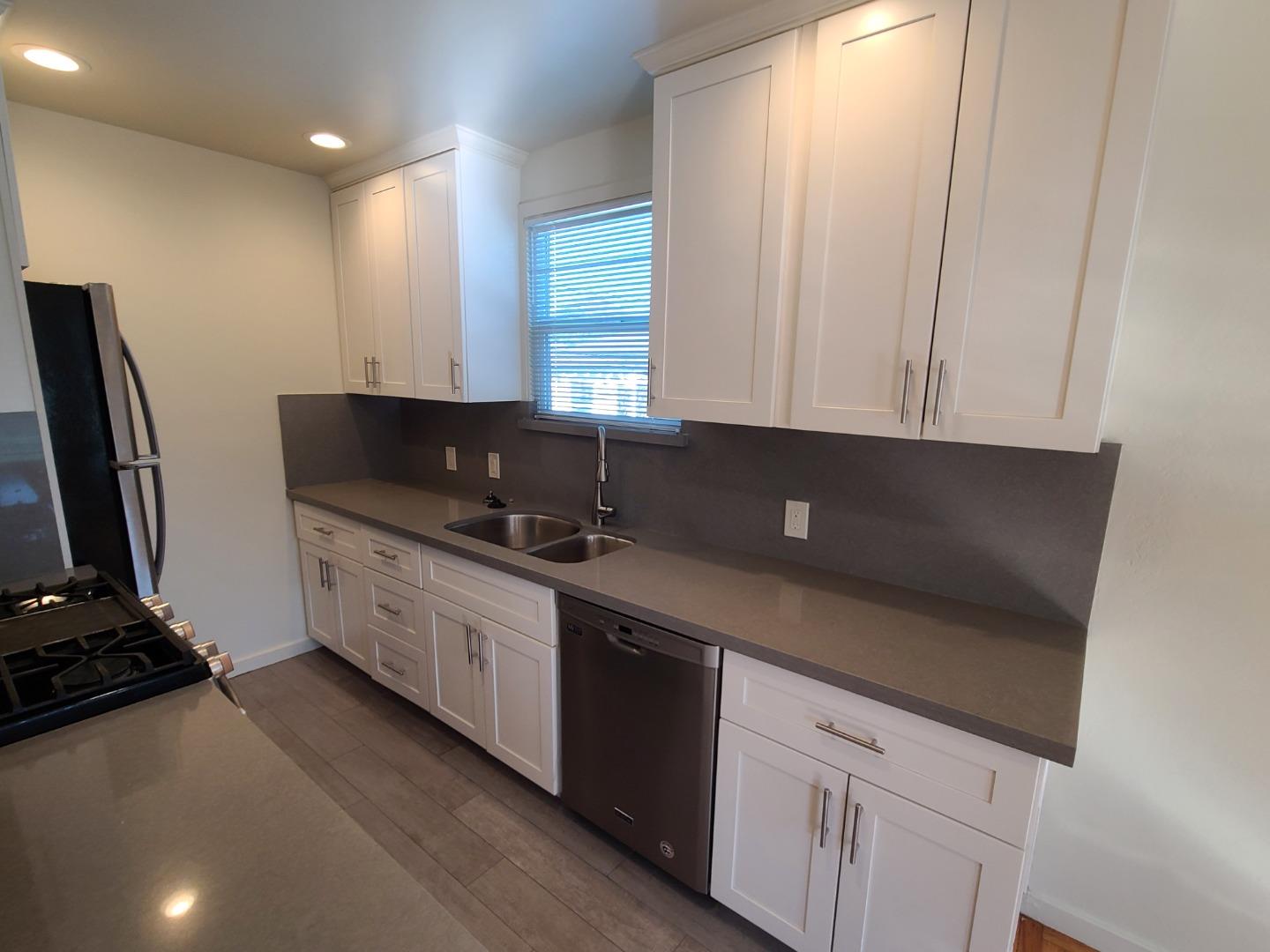 Detail Gallery Image 8 of 11 For 1130 Capuchino Ave a,  Burlingame,  CA 94010 - 1 Beds | 1 Baths