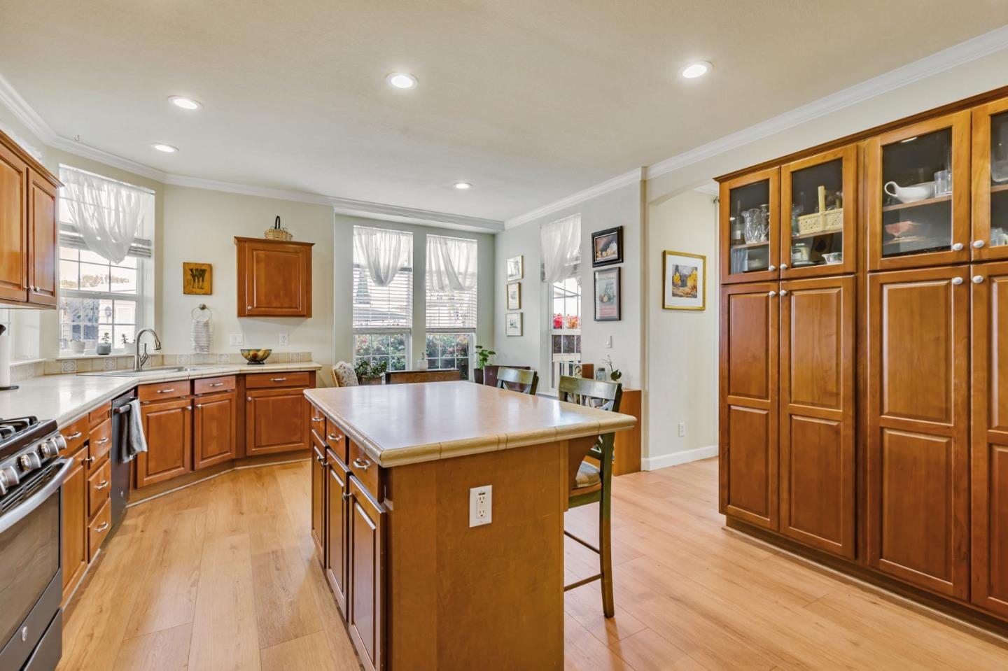 Detail Gallery Image 14 of 44 For 1111 Morse Ave #220,  Sunnyvale,  CA 94089 - 3 Beds | 2 Baths