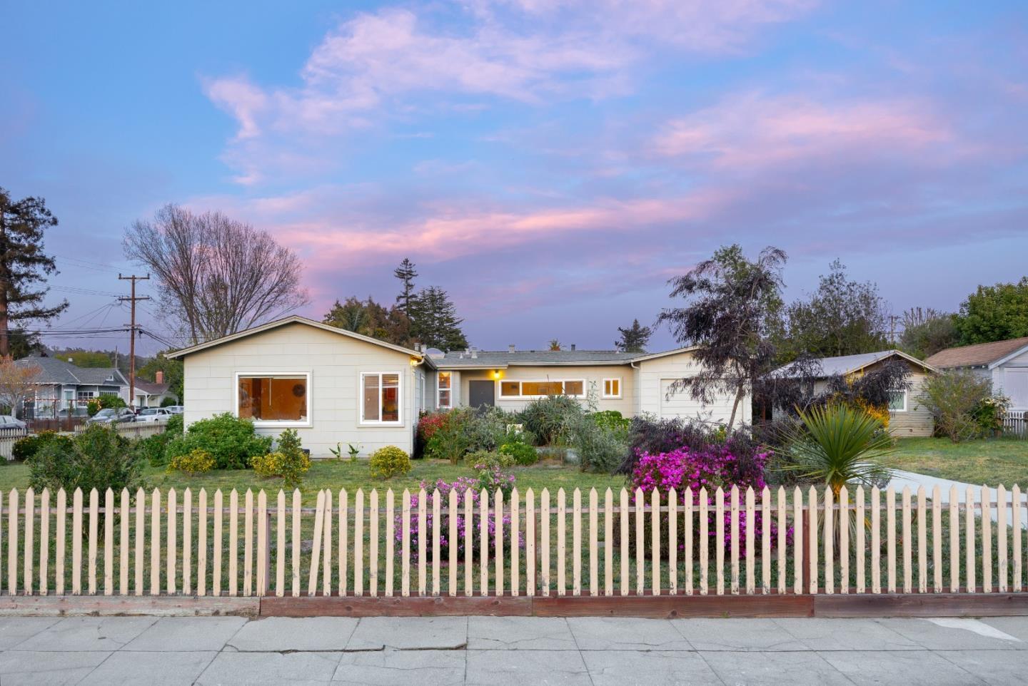 Detail Gallery Image 2 of 24 For 208 Coulson Ave, Santa Cruz,  CA 95060 - 4 Beds | 2 Baths