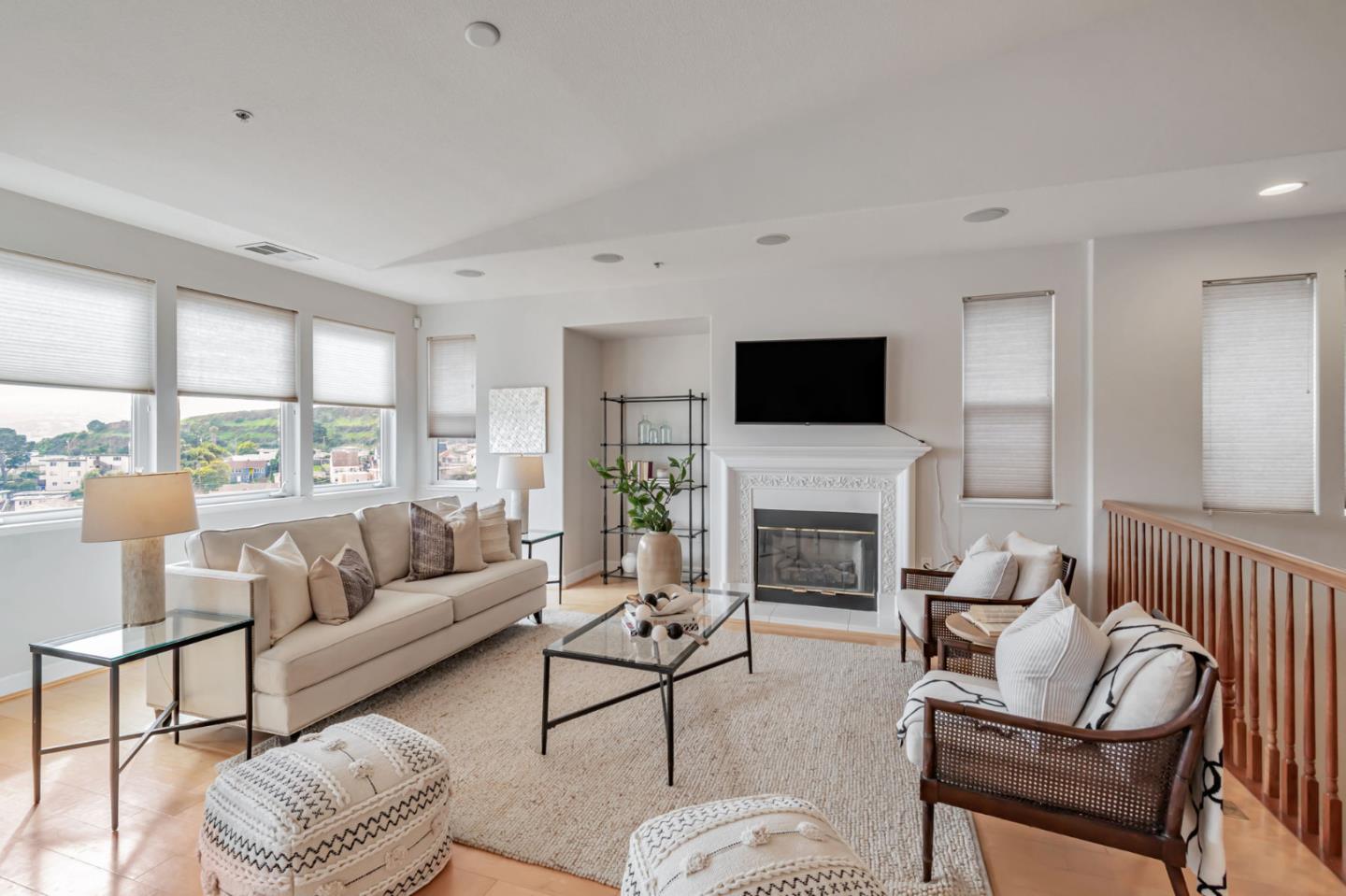 Detail Gallery Image 2 of 7 For 37 Pointe View Pl, South San Francisco,  CA 94080 - 4 Beds | 3/1 Baths