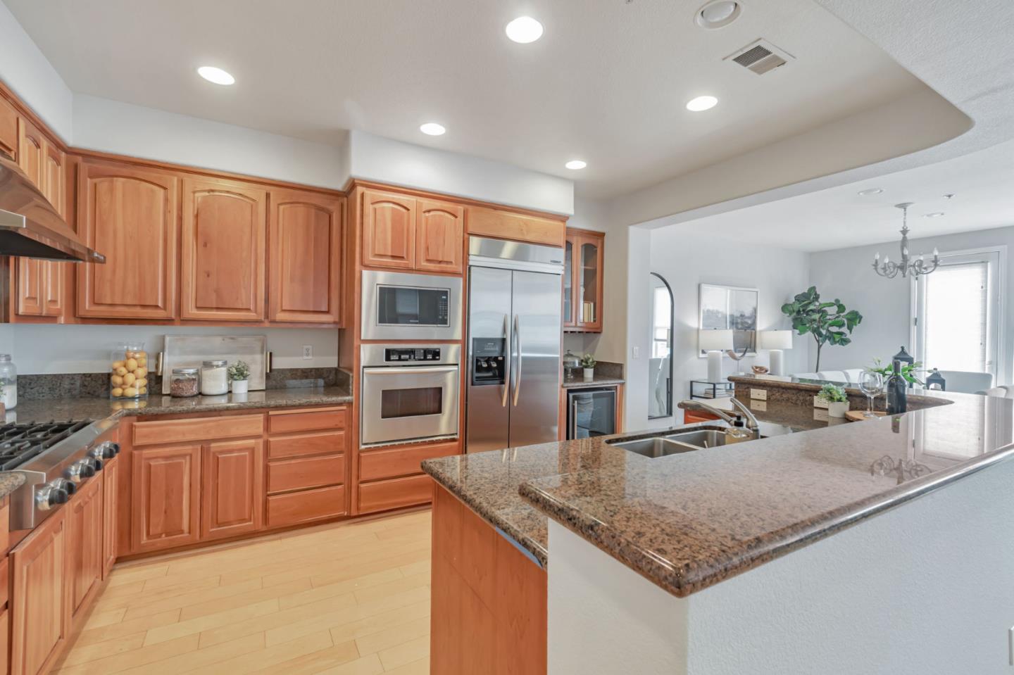 Detail Gallery Image 3 of 7 For 37 Pointe View Pl, South San Francisco,  CA 94080 - 4 Beds | 3/1 Baths