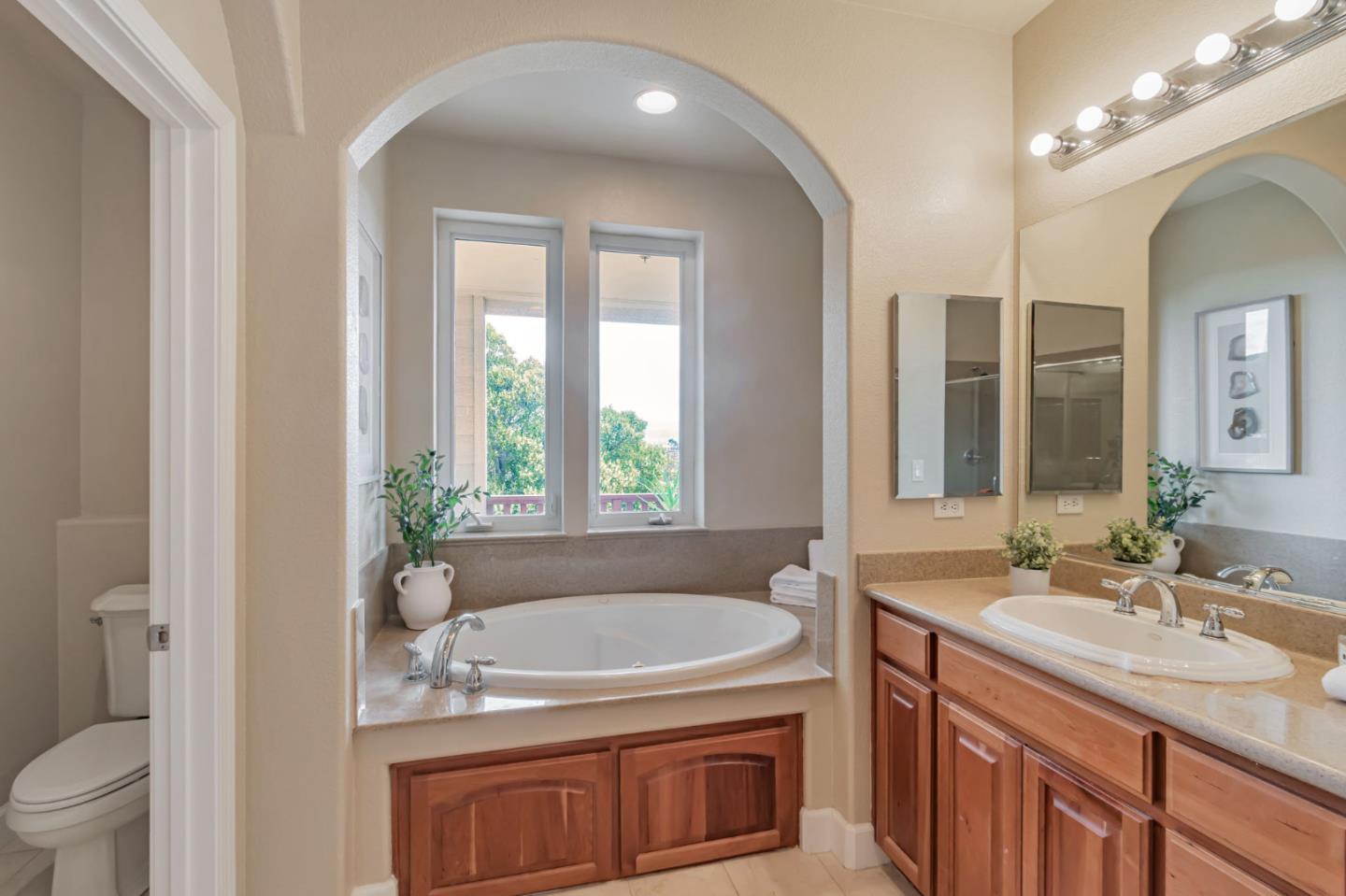 Detail Gallery Image 6 of 7 For 37 Pointe View Pl, South San Francisco,  CA 94080 - 4 Beds | 3/1 Baths