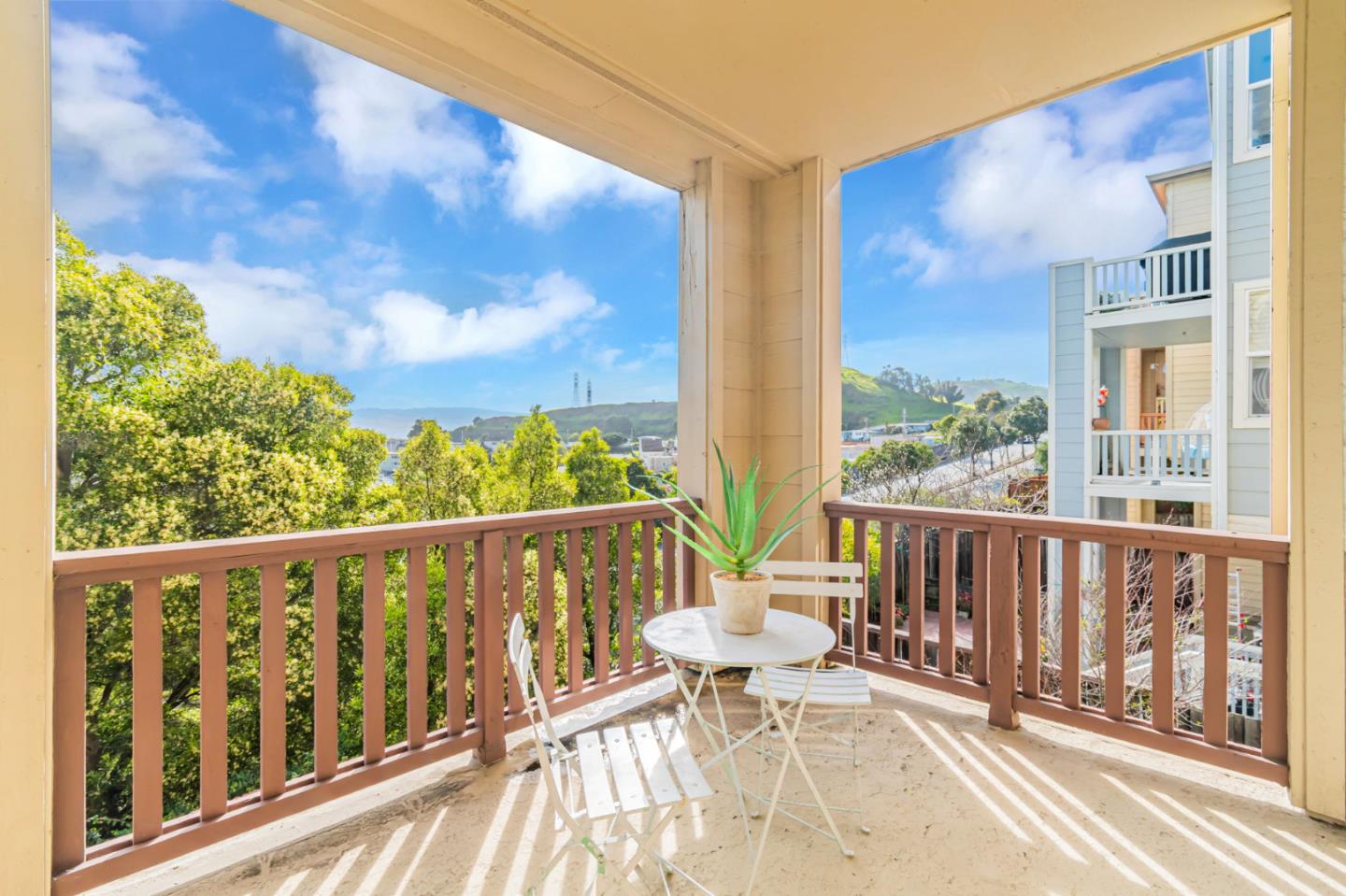 Detail Gallery Image 7 of 7 For 37 Pointe View Pl, South San Francisco,  CA 94080 - 4 Beds | 3/1 Baths