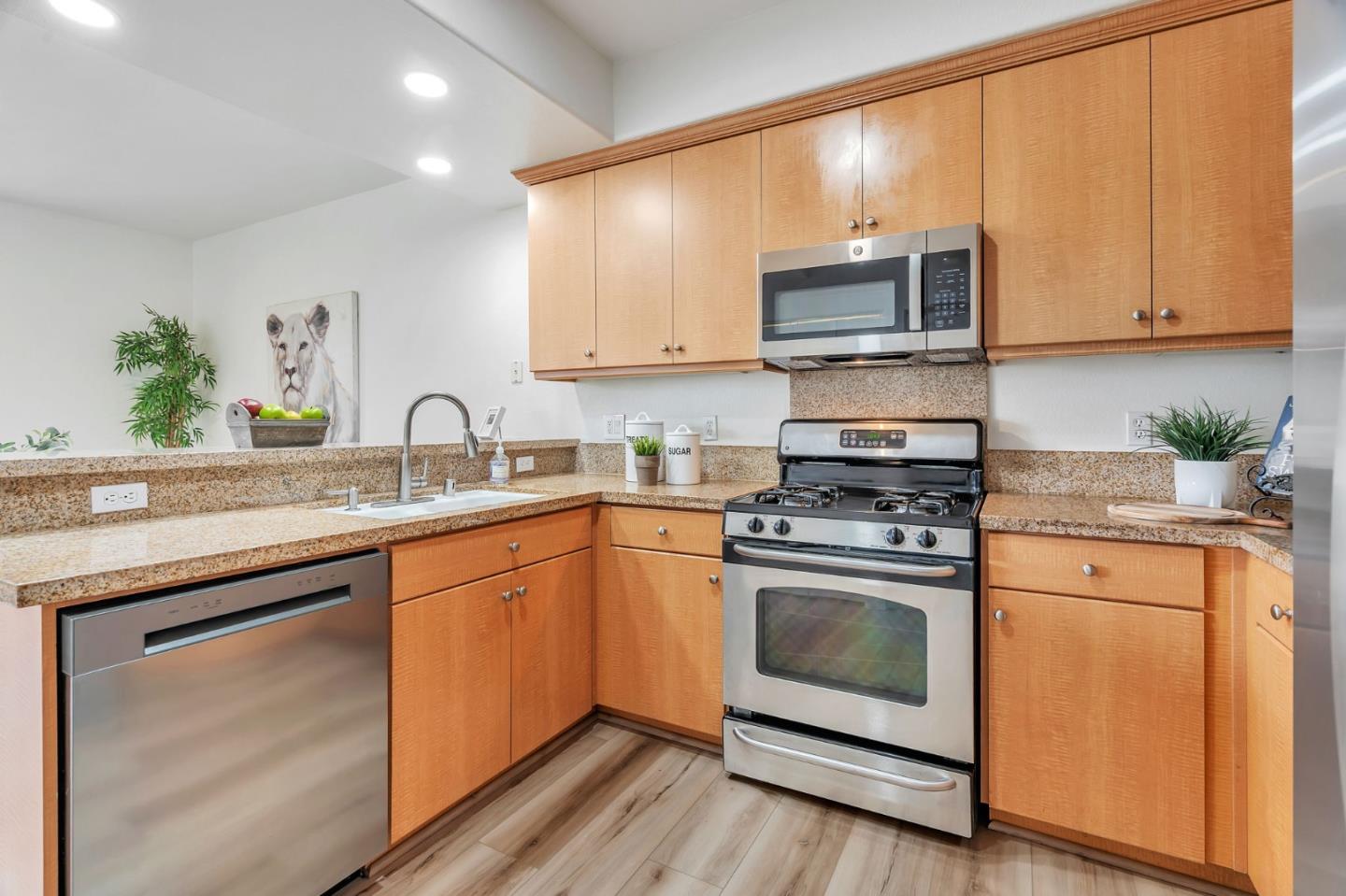 Detail Gallery Image 12 of 44 For 956 Sakura Dr, San Jose,  CA 95112 - 3 Beds | 2/1 Baths