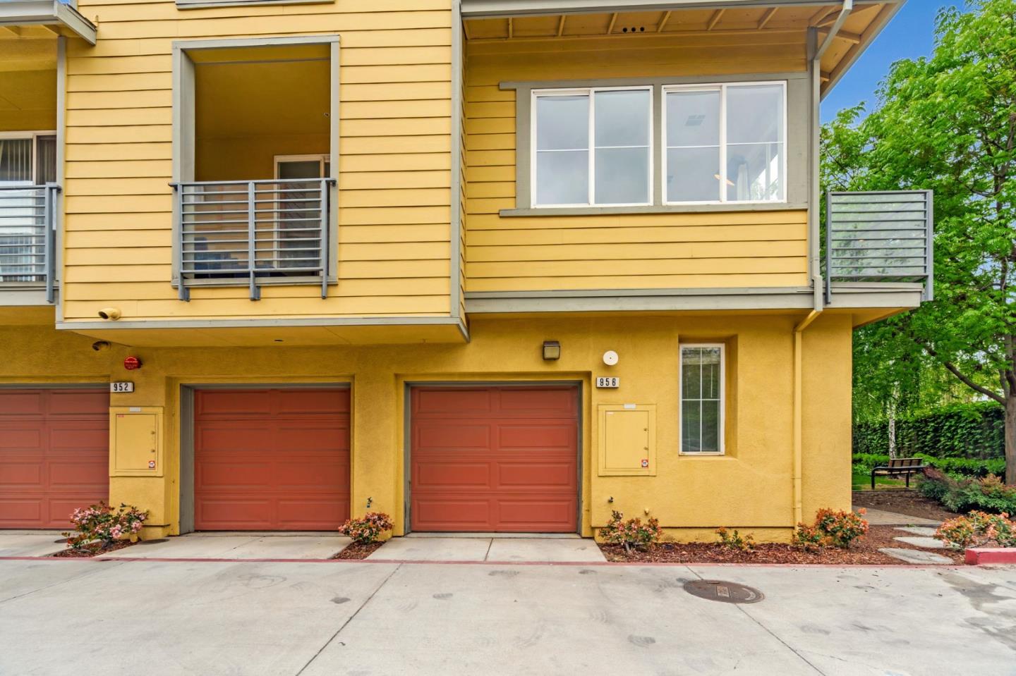 Detail Gallery Image 2 of 44 For 956 Sakura Dr, San Jose,  CA 95112 - 3 Beds | 2/1 Baths