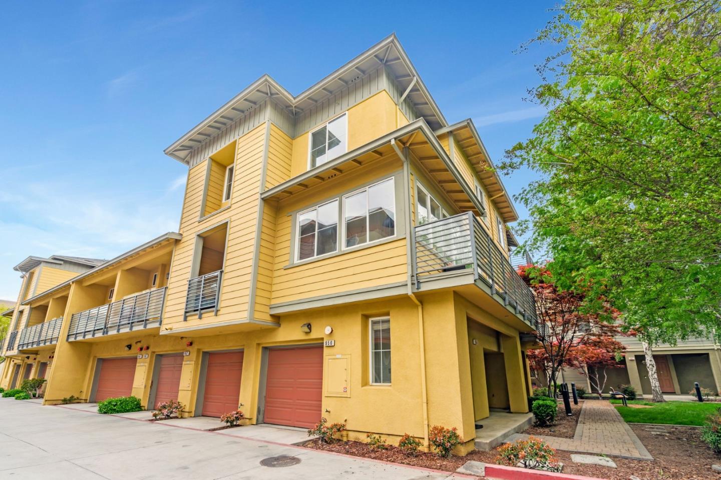 Detail Gallery Image 3 of 44 For 956 Sakura Dr, San Jose,  CA 95112 - 3 Beds | 2/1 Baths