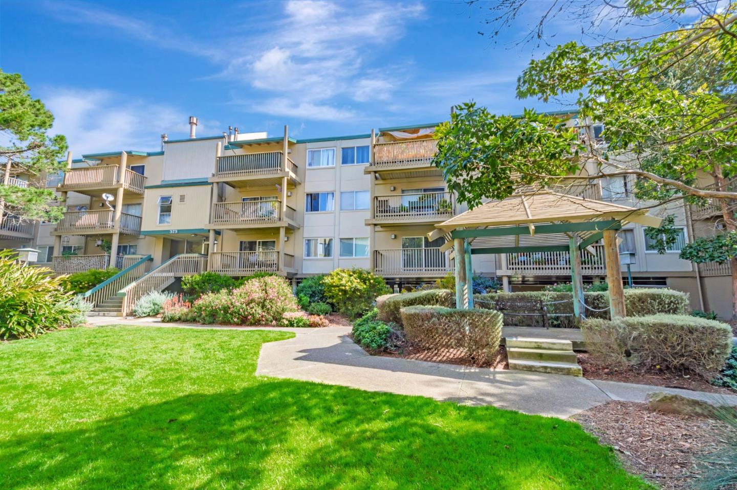Detail Gallery Image 2 of 53 For 373 Half Moon Ln #307,  Daly City,  CA 94015 - 1 Beds | 1 Baths