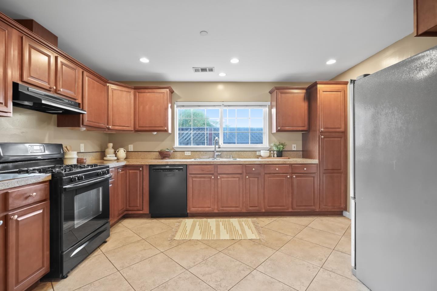 Detail Gallery Image 10 of 27 For 1040 Patricia Ave, San Mateo,  CA 94401 - 5 Beds | 2 Baths