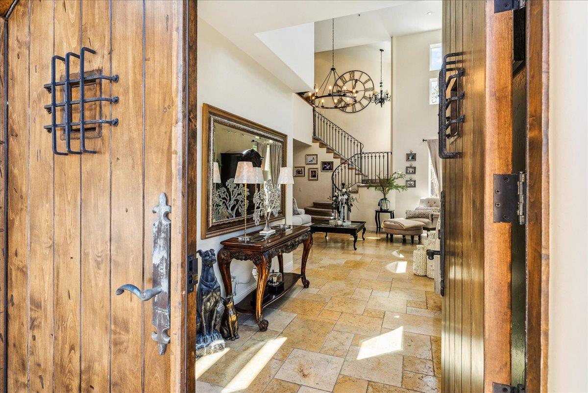 Detail Gallery Image 11 of 73 For 17666 Winding Creek Rd, Salinas,  CA 93908 - 5 Beds | 3 Baths