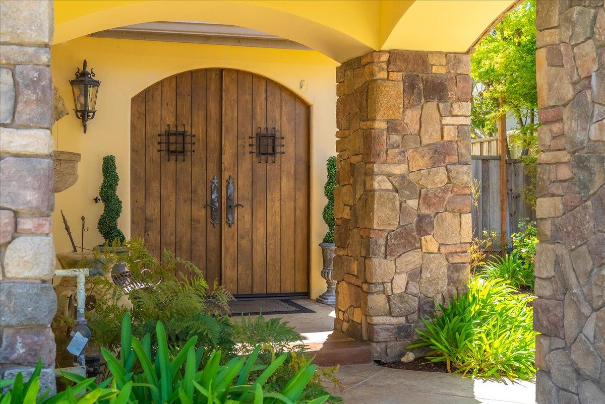 Detail Gallery Image 9 of 73 For 17666 Winding Creek Rd, Salinas,  CA 93908 - 5 Beds | 3 Baths
