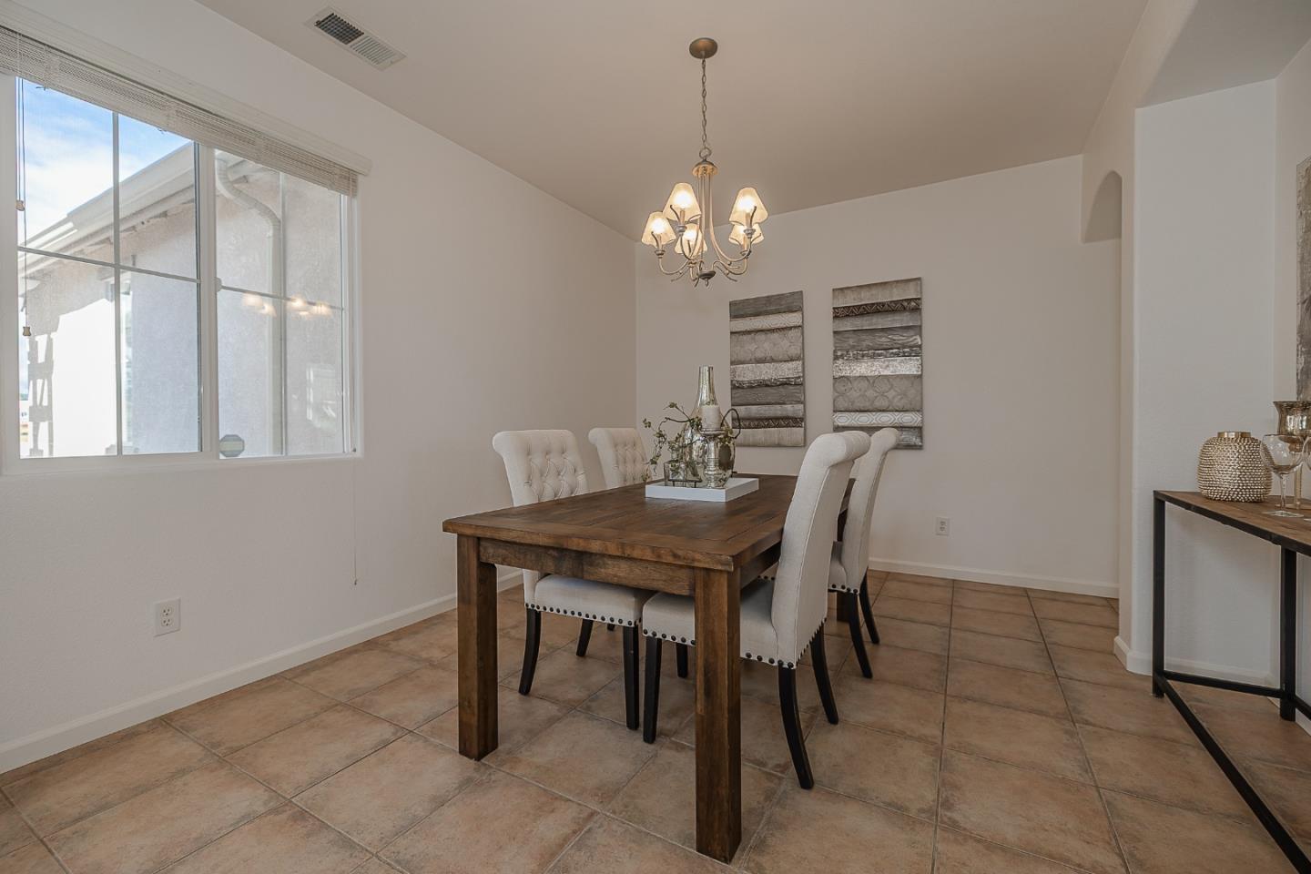 Detail Gallery Image 12 of 46 For 1270 Okeefe Ct, Gilroy,  CA 95020 - 4 Beds | 2/1 Baths