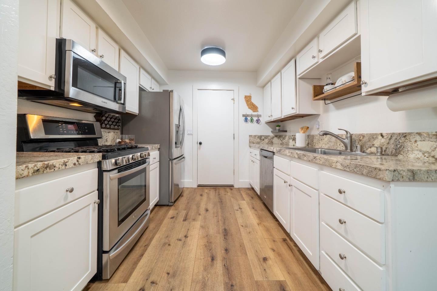 Detail Gallery Image 5 of 47 For 2327 17th Ave, Santa Cruz,  CA 95062 - 3 Beds | 2 Baths