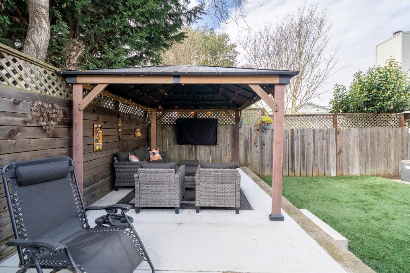 Detail Gallery Image 8 of 47 For 2327 17th Ave, Santa Cruz,  CA 95062 - 3 Beds | 2 Baths