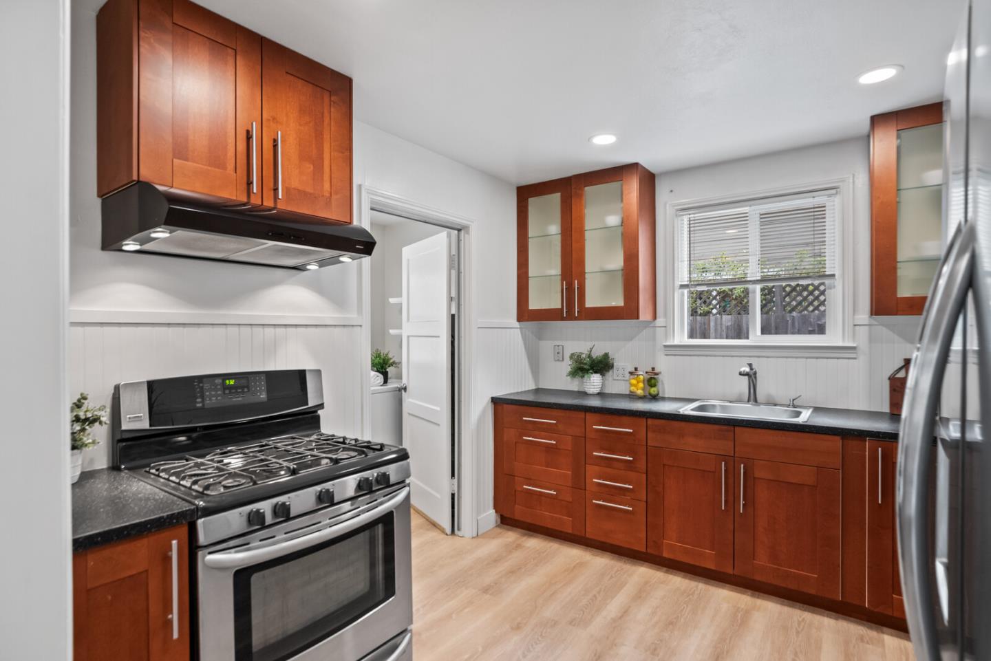 Detail Gallery Image 16 of 27 For 1418 Lenolt St, Redwood City,  CA 94063 - 2 Beds | 1 Baths
