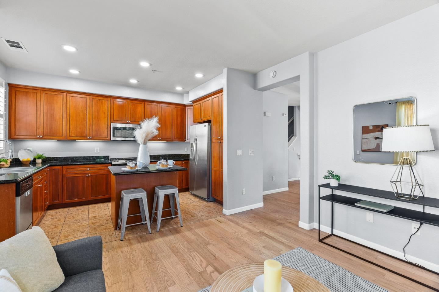 Detail Gallery Image 10 of 29 For 1525 Fiesta Ln, San Jose,  CA 95126 - 3 Beds | 2/1 Baths