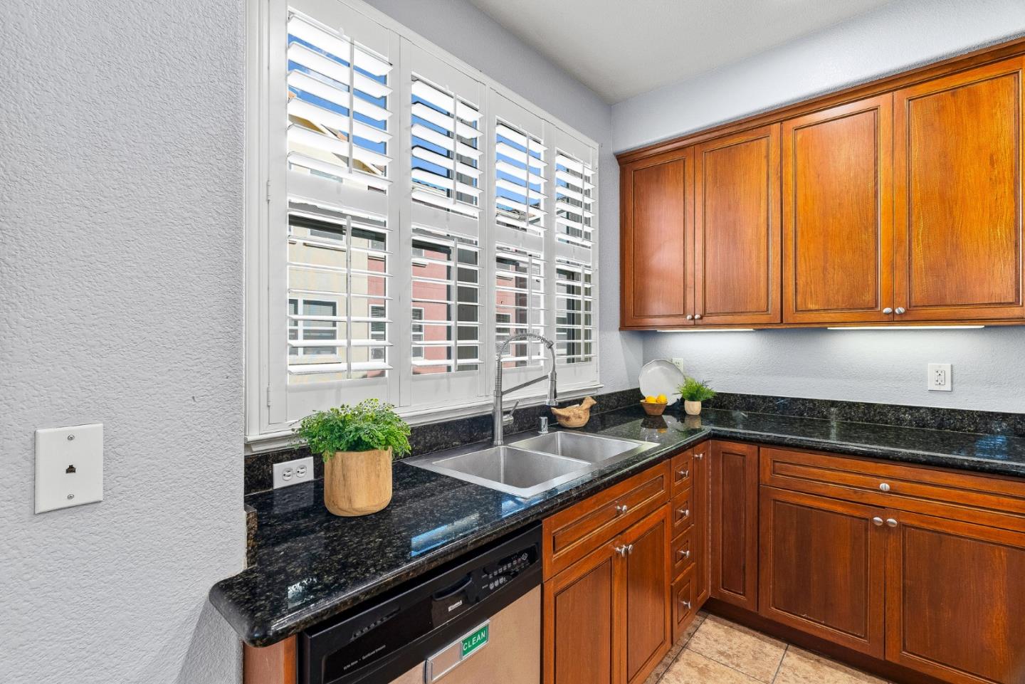 Detail Gallery Image 12 of 29 For 1525 Fiesta Ln, San Jose,  CA 95126 - 3 Beds | 2/1 Baths