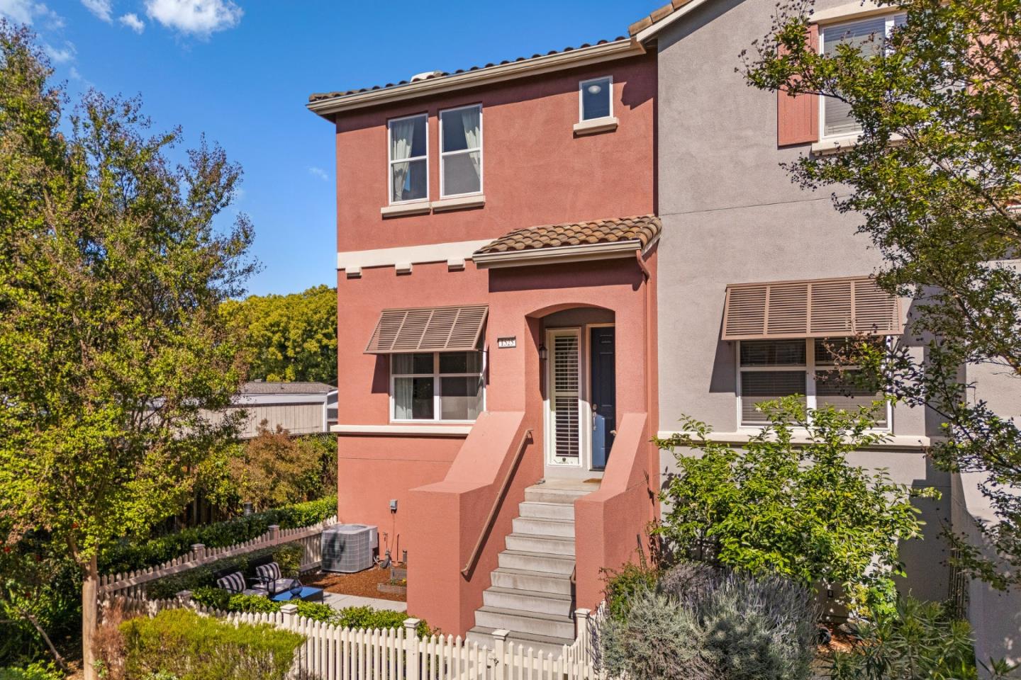 Detail Gallery Image 2 of 29 For 1525 Fiesta Ln, San Jose,  CA 95126 - 3 Beds | 2/1 Baths