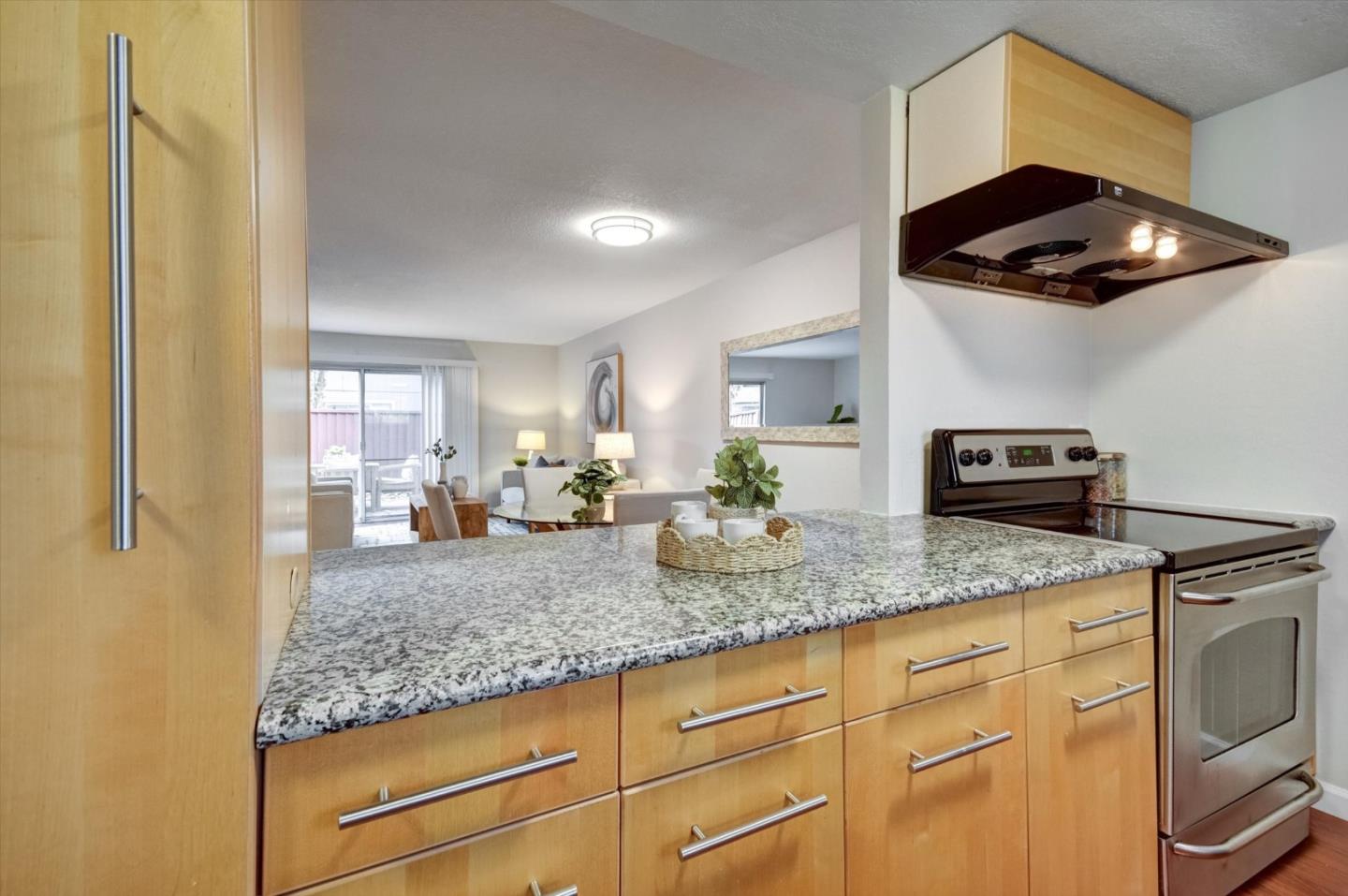 Detail Gallery Image 4 of 30 For 1111 Reed Ave #C,  Sunnyvale,  CA 94086 - 3 Beds | 1/1 Baths