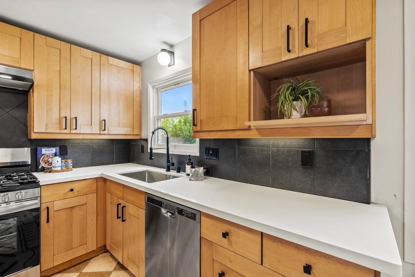 Detail Gallery Image 8 of 33 For 349 N Murphy Ave, Sunnyvale,  CA 94085 - 3 Beds | 1 Baths