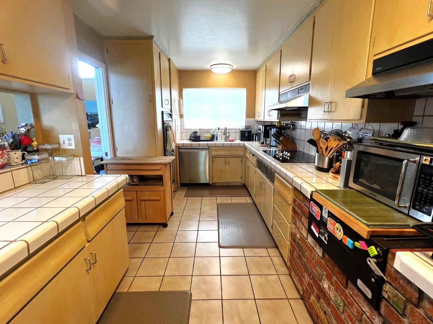 Detail Gallery Image 12 of 26 For 1306 Talbryn Dr, Belmont,  CA 94002 - 3 Beds | 2/1 Baths