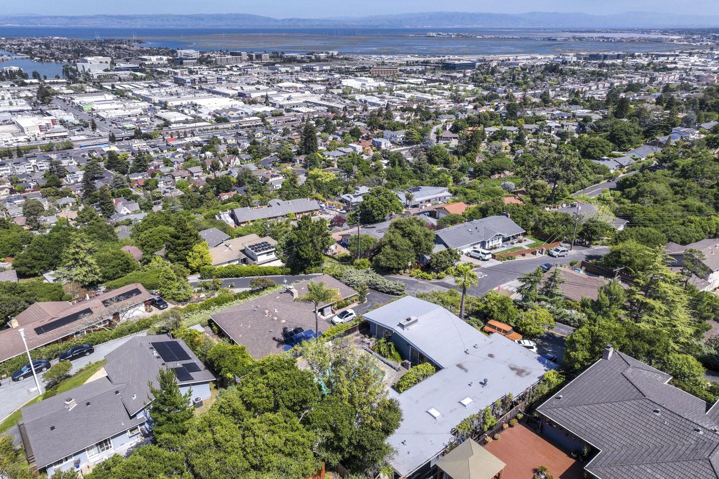 Detail Gallery Image 7 of 26 For 1306 Talbryn Dr, Belmont,  CA 94002 - 3 Beds | 2/1 Baths