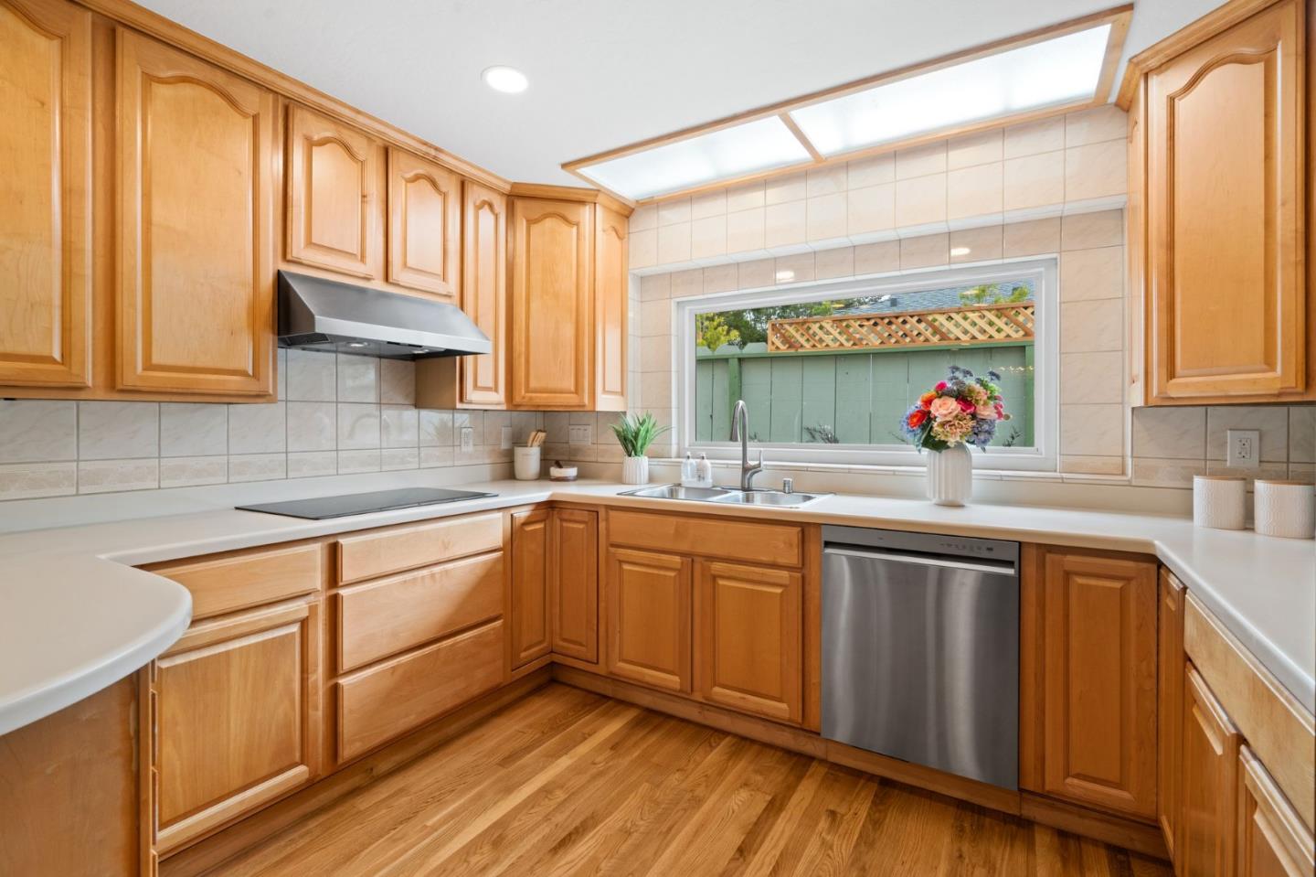Detail Gallery Image 26 of 53 For 2724 Comstock Cir, Belmont,  CA 94002 - 4 Beds | 3 Baths
