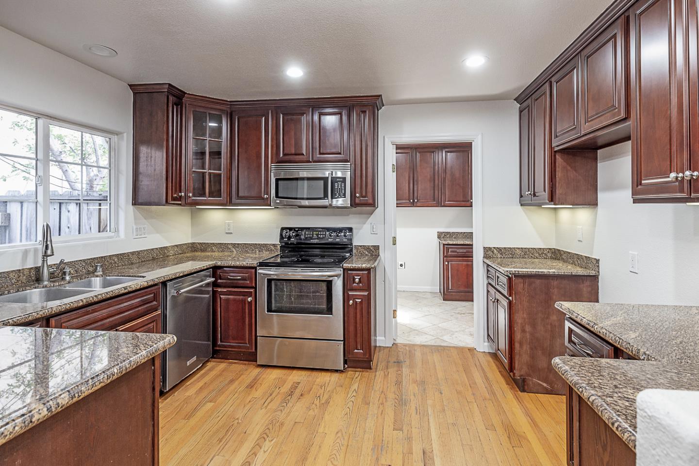 Detail Gallery Image 9 of 33 For 958 Ginger Ln, San Jose,  CA 95128 - 4 Beds | 3 Baths