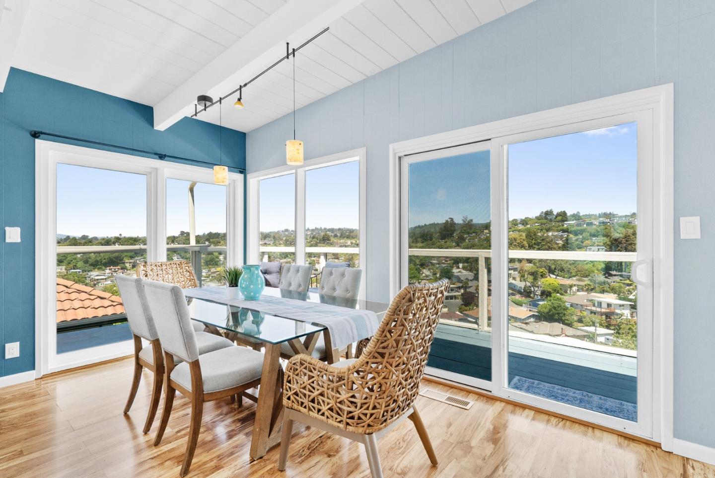 Detail Gallery Image 11 of 46 For 247 Rio Del Mar Blvd, Aptos,  CA 95003 - 3 Beds | 2/1 Baths
