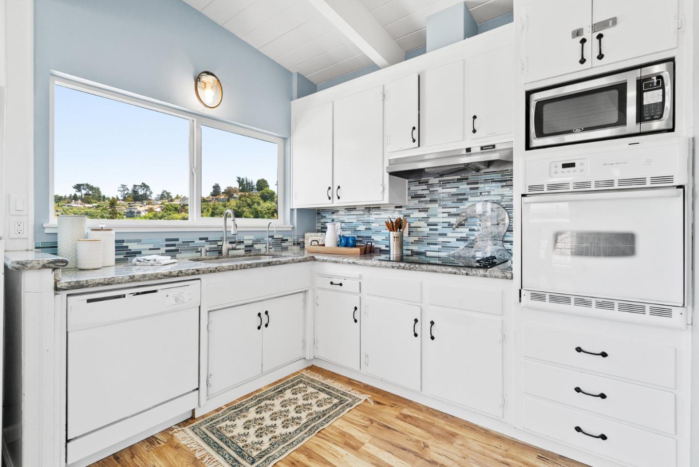Detail Gallery Image 13 of 46 For 247 Rio Del Mar Blvd, Aptos,  CA 95003 - 3 Beds | 2/1 Baths